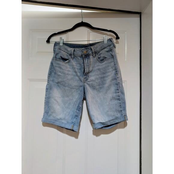 Old Navy Wow Cuffed Jean Shorts 7" Inseam Light Wash Size 2 - Picture 1 of 4